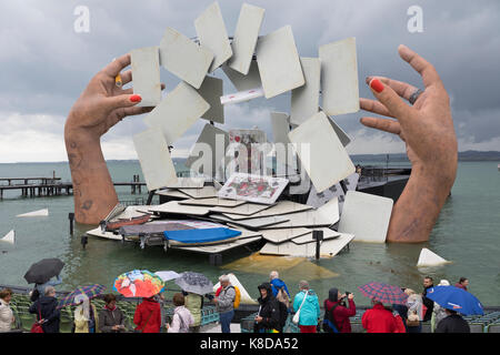 Les touristes avec des parasols admirent la scène du célèbre Bregenzer Festspiele pour l'opéra en plein air Carmen, Bregenz, Autriche Banque D'Images