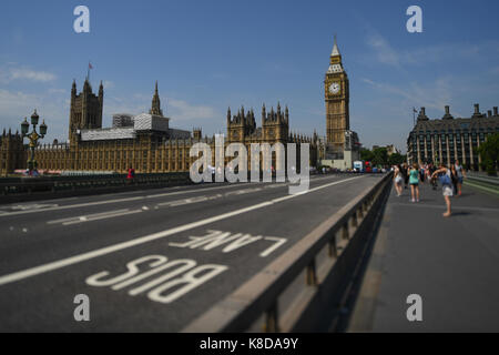 Barrière anti-Terroisim installé sur Westminster Bridge pour protéger les piétons circulant aux chambres du Parlement et Big Ben et Elizabeth Tower Banque D'Images