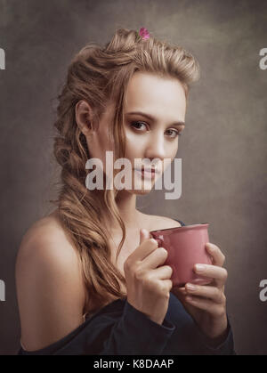 Blondie beauté avec une tasse de thé, de style rétro portrait féminin Banque D'Images