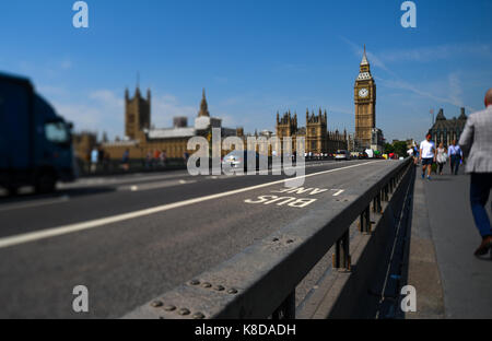 Barrière anti-Terroisim installé sur Westminster Bridge pour protéger les piétons circulant aux chambres du Parlement et Big Ben et Elizabeth Tower Banque D'Images