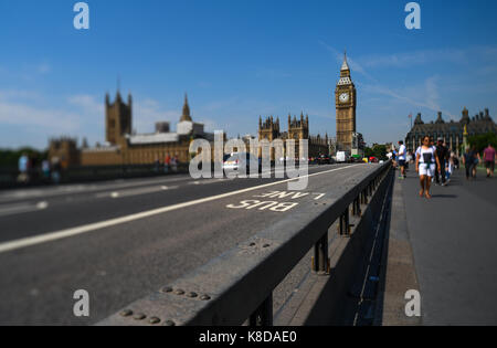 Barrière anti-Terroisim installé sur Westminster Bridge pour protéger les piétons circulant aux chambres du Parlement et Big Ben et Elizabeth Tower Banque D'Images