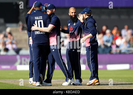 L'angleterre moeen ali (deuxième à droite) célèbre en tenant le wicket de West indies' Lewis d'Evin, au cours de la première royal london un jour match international à l'unis Old Trafford, Manchester. Banque D'Images