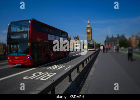 Barrière anti-Terroisim installé sur Westminster Bridge pour protéger les piétons circulant aux chambres du Parlement et Big Ben et Elizabeth Tower Banque D'Images