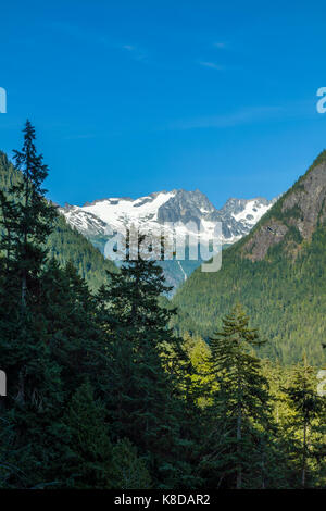 Une montagne aux vu de la route de la rivière des cascades dans le nord-ouest de l'état de Washington Banque D'Images