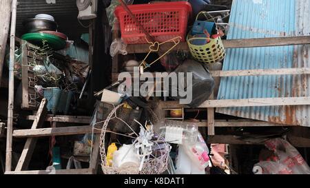 Pourchasseaux de pourriels Shed Phnom Penh Cambodge Monivong Bridge bassin River bidonville Banque D'Images