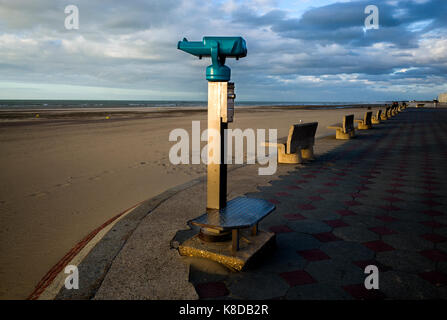 Télescope public de bord de mer jumelles surplombant l'Atlantique Dunkirk Malo les bains plage Banque D'Images