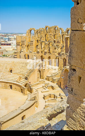 El Djem, Tunisie - septembre 1, 2015 : la part de l'arène de l'amphithéâtre el jem avec préservés des murs voûtés, créé de calcaire, le 1 septembre en e Banque D'Images