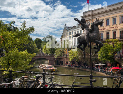 Sculpture d'une fille sur un cheval de foire sur Stadhuisbrug donnant sur un canal à Utrecht, pays-Bas. Statue en bronze de fille sur cheval de carrousel par Pieter d Banque D'Images