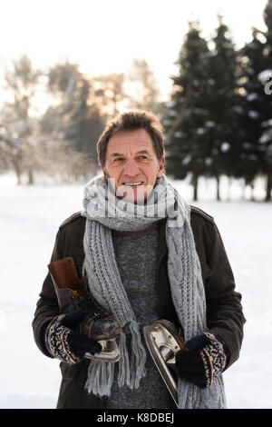 Man sunny winter nature allant du patinage sur glace. Banque D'Images