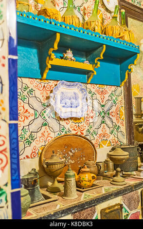 Sousse, Tunisie - septembre 3, 2015 : la cuisine de dar essid mansion avec vintage art de la table, étagères en bois et carreaux émaillés sur les murs, le 3 septembre Banque D'Images