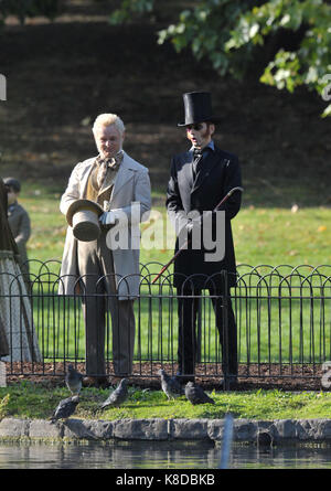 Michael Sheen avec co-star David Tennant (à droite) pendant le tournage pour de bons présages, basé sur le livre de Terry Pratchett, à St James's Park, le centre de Londres. Banque D'Images