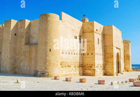 Les énormes murs et vieilles tours de la célèbre forteresse de Monastir - ribat, créé au cours de conquête musulmane du Maghreb, la Tunisie. Banque D'Images