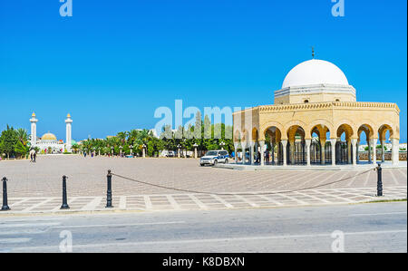 Monastir, Tunisie - 29 août 2015 : la grande place de Habib Bourguiba avec l'arabe et le pavillon ombragé grand mausolée sur arrière-plan, le 2 août Banque D'Images