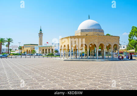 Monastir, Tunisie - 29 août 2015 : la pittoresque Pavillon arabe avec de nombreux piliers et dôme blanc est situé sur la place d'Habib Bourguiba, le même n Banque D'Images