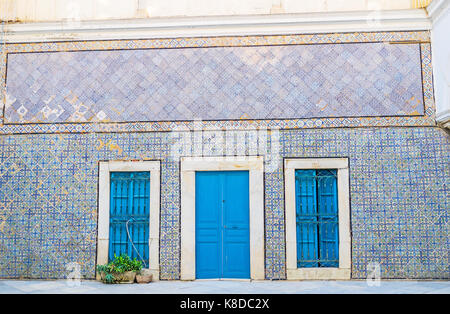 Tunis, Tunisie - 30 août 2015 : la cour d'hôtel particulier arabe historique dar hussein, décoré dans un style andalou avec des tuiles vernissées de couleur, couvrir Banque D'Images