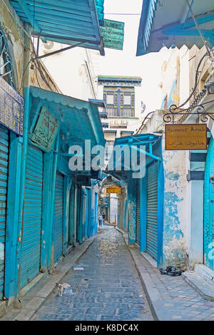 Tunis, Tunisie - 30 août 2015 : l'étroite rue du bazar est sombre et vide, quand toutes les stalles sont fermées, le 30 août à Tunis. Banque D'Images