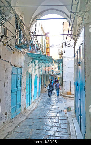 Tunis, Tunisie - 30 août 2015 : le paysage de la médina avec ses ruelles, passages et stalles fermées bâtiments médiévaux, le 30 août à Tunis. Banque D'Images