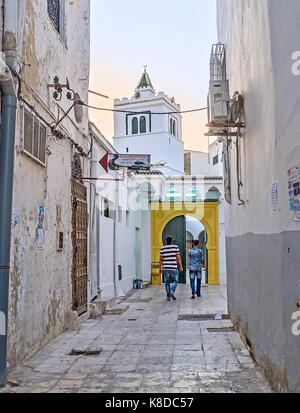 Tunis, Tunisie - 30 août 2015 : la soirée de la rue Medina avec vue sur la petite mosquée blanche, le 30 août à Tunis. Banque D'Images