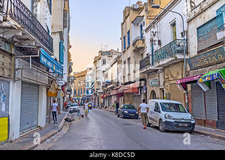 Tunis, Tunisie - 30 août 2015 : les rues commerçantes de la vieille ville est devenue vide et calme le soir, le 30 août à Tunis. Banque D'Images