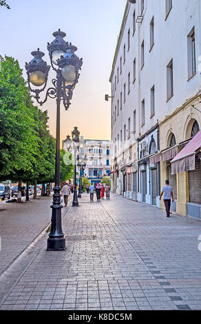 Tunis, Tunisie - 30 août 2015 : La promenade le long de l'avenue de France après le coucher du soleil avec une vue panoramique sur les lampadaires à l'ancienne et historique m Banque D'Images