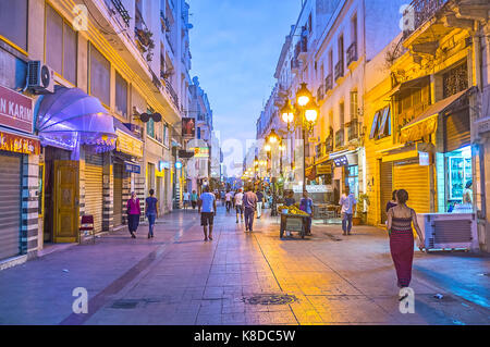 Tunis, Tunisie - 30 août 2015 : le shopping marseille street est l'endroit idéal pour la promenade du soir dans le centre-ville, le 30 août à Tunis. Banque D'Images