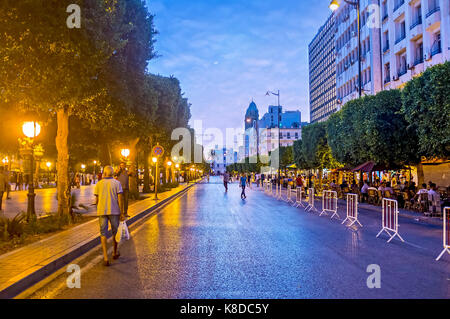 Tunis, Tunisie - 30 août 2015 : le soir, l'avenue Habib Bourguiba est le meilleur endroit pour vous détendre dans un restaurant en plein air, goûter la cuisine locale un Banque D'Images