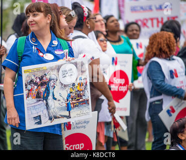 La Pac de rebut - protestation des milliers d'infirmières se réunissent à la place du parlement à Londres, pour faire campagne contre le gouvernement de 1 % du plafond des salaires du secteur public. Banque D'Images