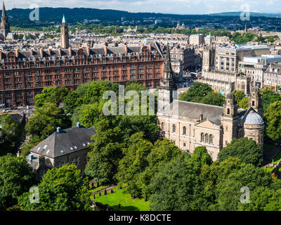 Vue sur l'église paroissiale de St Cuthbert et la ville d'Édimbourg, depuis le château d'Édimbourg, Castle Rock, la vieille ville, Édimbourg, Écosse, Royaume-Uni, GB. Banque D'Images