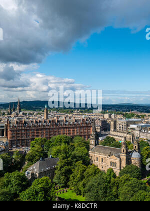 Vue sur l'église paroissiale de St Cuthbert et la ville d'Édimbourg, depuis le château d'Édimbourg, Castle Rock, la vieille ville, Édimbourg, Écosse, Royaume-Uni, GB. Banque D'Images