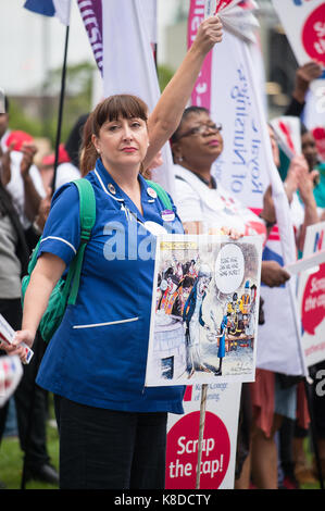 La Pac de rebut - protestation des milliers d'infirmières se réunissent à la place du parlement à Londres, pour faire campagne contre le gouvernement de 1 % du plafond des salaires du secteur public. Banque D'Images