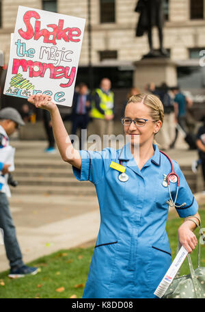 La Pac de rebut - Protestation des milliers d'infirmières se réunissent à la place du Parlement à Londres, pour faire campagne contre le gouvernement de 1 % du plafond des salaires du secteur public. Banque D'Images