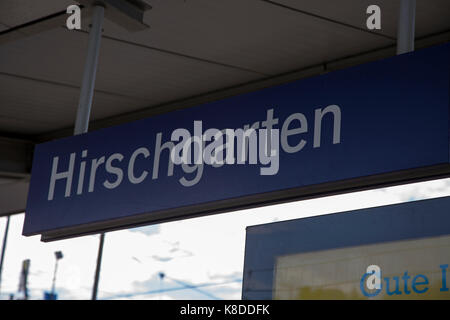 La gare (Bahnhof) sous Friedenheime Brucker, Hirschgarten, Munich Ouest, Bavière, Allemagne, Banque D'Images