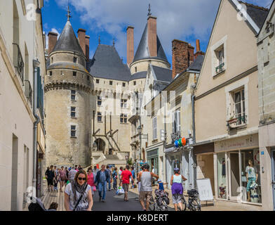 France, Indre-et-Loire, Touraine, occupé Rue Gambetta à Langeais menant vers la fin du moyen âge Château de Langeais Banque D'Images