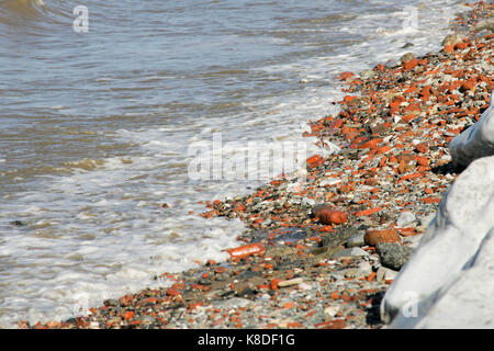 Plage de galets (Crosby, Merseyside) Banque D'Images