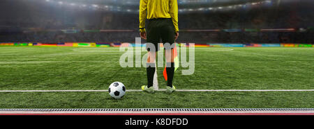 L'arbitre de soccer se dresse sur le terrain avant le match, prêt à donner un coup de sifflet Banque D'Images