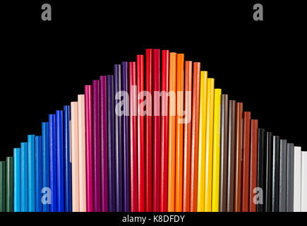 Crayons de couleur isolé sur fond noir en arc de cercle. tiré sur close-up Banque D'Images