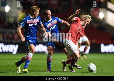 Bristol city's hordur magnusson (droite) et Stoke City's charlie adam (centre) bataille pour la balle durant le troisième tour, la coupe du buffle match à Ashton gate stadium, bristol. Banque D'Images