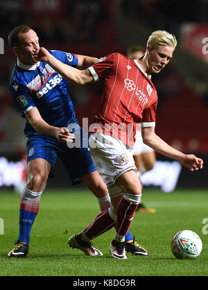 Bristol city's hordur magnusson (droite) et Stoke City's charlie adam (centre) bataille pour la balle durant le troisième tour, la coupe du buffle match à Ashton gate stadium, bristol. Banque D'Images