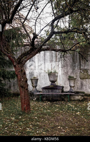 Un autel sur un arbre à la prison de patarei à Tallinn, Estonie. Cette ancienne forteresse a été transformée en une prison où les ennemis de la société ont été ke Banque D'Images