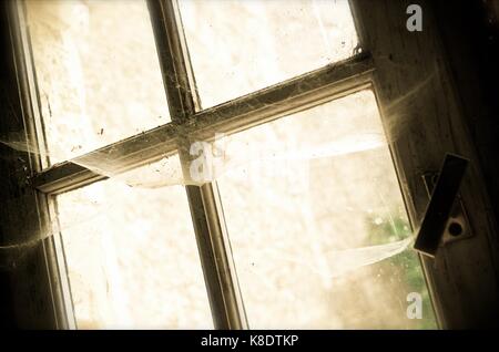 Vieille fenêtre avec d'araignée Banque D'Images