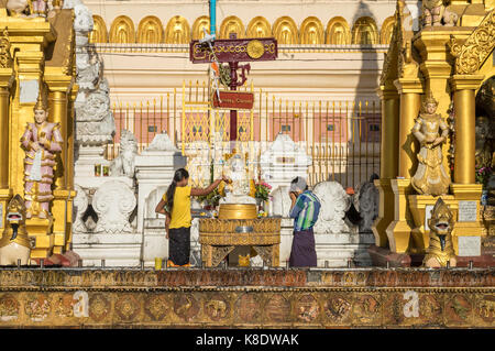 Les gens priaient à la pagode Shwedagon à Yangon, Birmanie Myanmar Banque D'Images