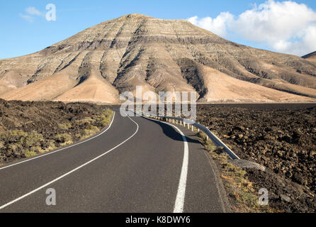 Route de Montana de Medio, montagne, montagnes Los Ajaches, Lanzarote, îles Canaries, Espagne Banque D'Images