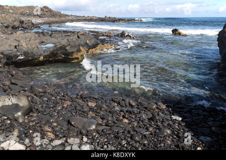 Petite crique rocheuse à Caleta de Caballo, Lanzarote, îles Canaries, Espagne Banque D'Images