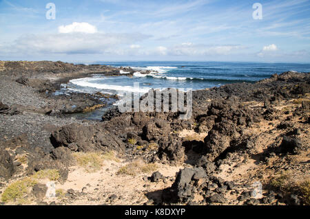 Petite crique rocheuse à Caleta de Caballo, Lanzarote, îles Canaries, Espagne Banque D'Images