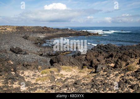 Petite crique rocheuse à Caleta de Caballo, Lanzarote, îles Canaries, Espagne Banque D'Images