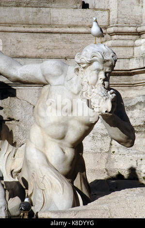 Italie. Rome. La fontaine de Trevi. baroque. Conçu par Nicola Salvi et achevé par Pietro Bracci. 1762. deux tritons guide le transport de Neptune, apprivoiser deux hippocampe. détail d'un triton avec un coquillage. Banque D'Images