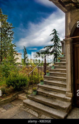 Escaliers et jardin d'une ancienne maison à Labin en Croatie Banque D'Images