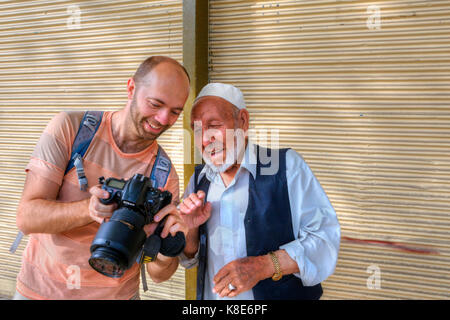 La province du Fars, Shiraz, Iran - 18 avril, 2017 : l'affiche le citoyen local photos sur l'appareil photo numérique. Banque D'Images