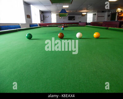 Boules de billard mis en place sur la table prêt pour une partie de billard dans un club local Banque D'Images