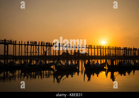 Silhouettes de touristes dans des bateaux à admirer u bein bridge sur le lac taungthaman au coucher du soleil, à amarapura, Mandalay, myanmar Banque D'Images